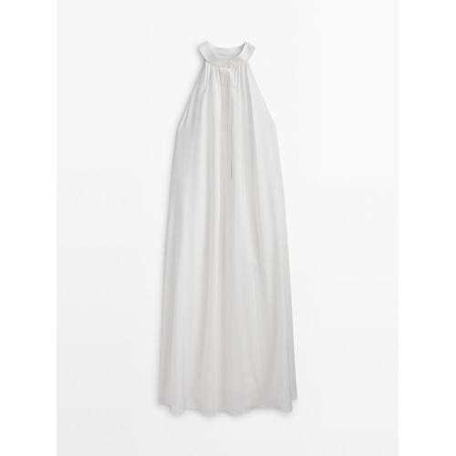 Длинное расклешенное платье с горловиной халтер