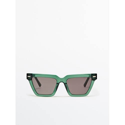 Солнцезащитные очки в зеленой D-образной оправе
